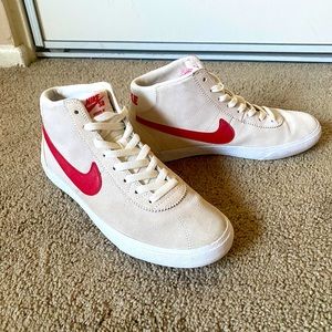 NIKE SB Bruin Hi Womens 9.5 Suede, Summit White/ Red
